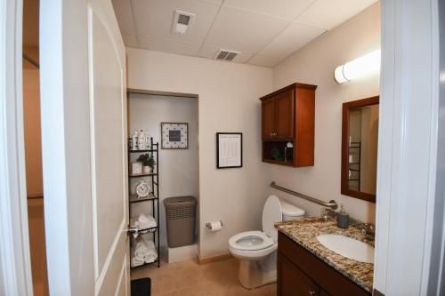 尚佩恩Stay at the Historic Inman的一间带卫生间和水槽的浴室