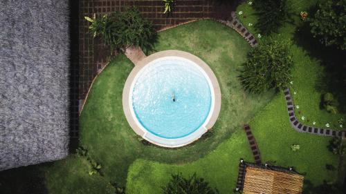 GemastepeMellow Resort的游泳池在草地上方的景色