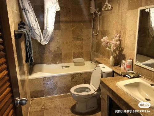 Klong Toi曼谷自由之家的浴室配有卫生间、浴缸和水槽。