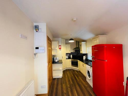 穆林加尔River Cottage的一间厨房,在房间内配有红色冰箱