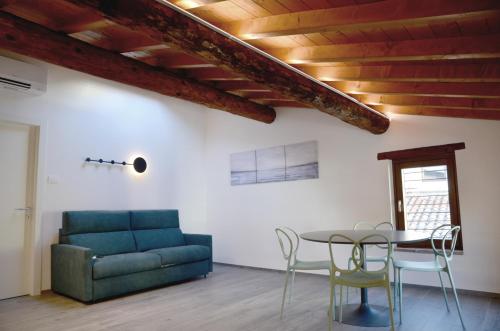 拉齐塞Casa Narciso的客厅配有桌子和沙发