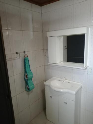 伊瓜苏港Los Olivos的一间带水槽和镜子的小浴室