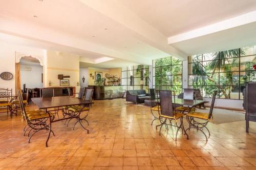 Aïn Cheggag卡萨尔德菲斯酒店的大型客厅配有桌椅