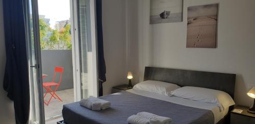 圣萨尔沃UN PASSO DAL MARE bed&breakfast San Salvo Marina的一间卧室配有一张床,上面有两条毛巾