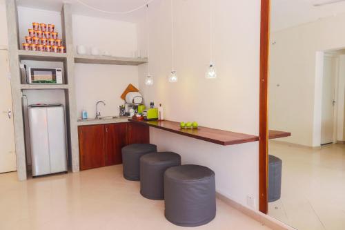 科伦坡Hostel Republic at Galle Face的一间厨房,内设一个柜台和凳子
