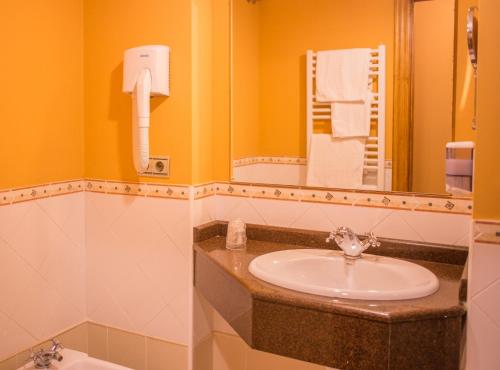 诺哈劳雷莱斯旅舍的一间带水槽和镜子的浴室