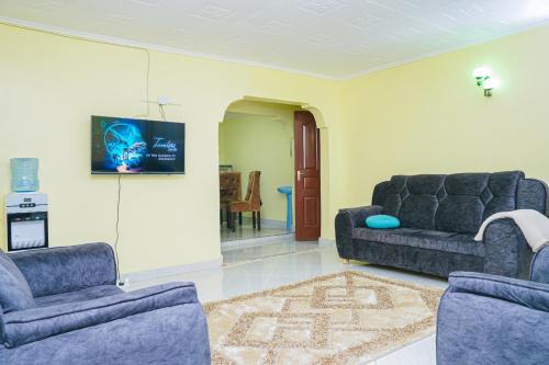 KisiiEntire Fully furnished Villas in Kisii的客厅配有两张沙发和一台电视机