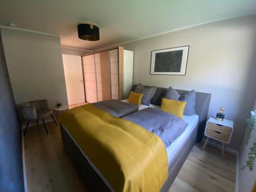 科特布斯Spree Chalet Cottbus的一间卧室配有一张蓝色和黄色的大床