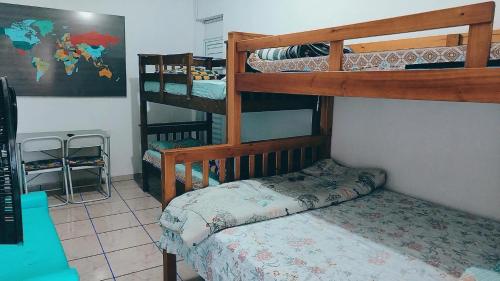 瓜鲁柳斯维多利亚旅馆的一间卧室配有两张双层床和一张床