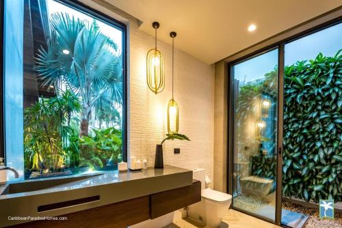 BonaoSunny Vacation Villa No 33的一间带卫生间的浴室和大窗户