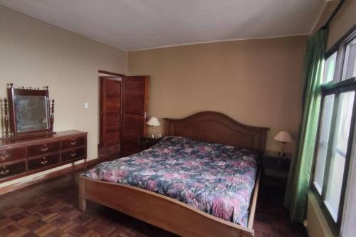 塔里哈Casa 363/ 2-8 personas的一间卧室配有一张床和一台平面电视