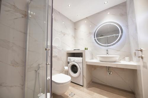 基拉奇尼Cocoon Elegant Living的浴室配有卫生间水槽和洗衣机。