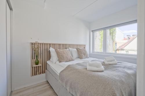 奥斯陆Bob W Gamle Oslo的白色卧室配有一张大床和毛巾
