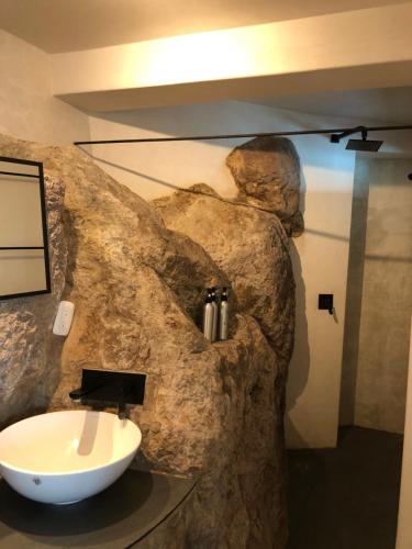 JaibalitoRustic Charm Cliffside Retreat的浴室设有石墙和水槽