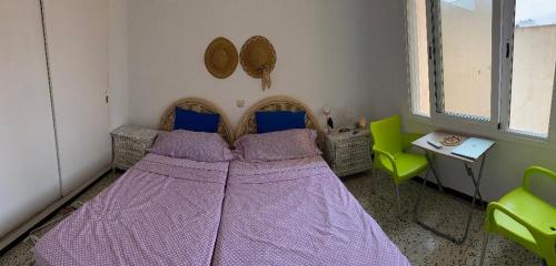 拉克鲁斯Teobaldo Power的一间卧室,在房间内配有一张大紫色床