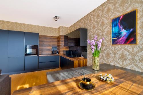 布拉迪斯拉发KLINGER Downtown Central City High Floor的厨房以及带木桌的起居室。