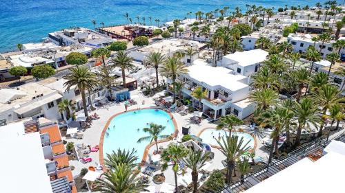 卡门港拉布兰达海滩俱乐部公寓的享有带游泳池和海洋的度假村的空中景致