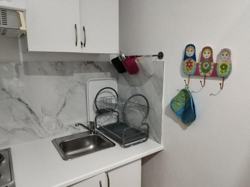 吉尔斯Aconchego do Lar的厨房配有水槽和台面
