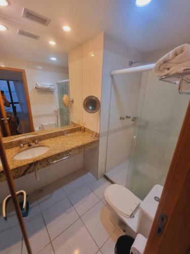 马瑙斯Tropical Executive Vista Ponta Negra的带淋浴、卫生间和盥洗盆的浴室