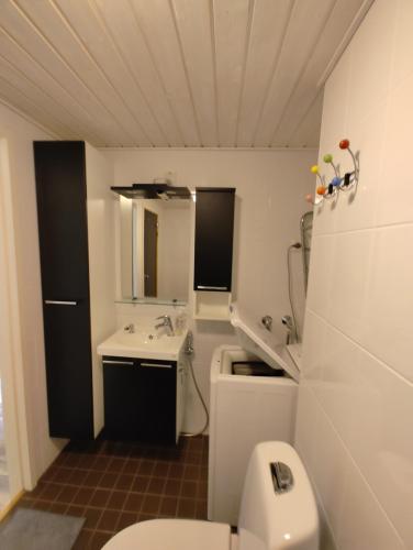 尼尔西艾New studio near amenities的浴室配有白色卫生间和盥洗盆。