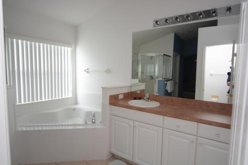 基西米艾利特公寓酒店 - 坎伯兰湖区的白色的浴室设有水槽和镜子