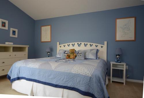 基西米艾利特公寓酒店 - 坎伯兰湖区的蓝色卧室,配有一张带泰迪熊的床