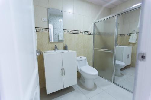 圣斐利-银港MB Apartment - A的浴室配有卫生间、盥洗盆和淋浴。