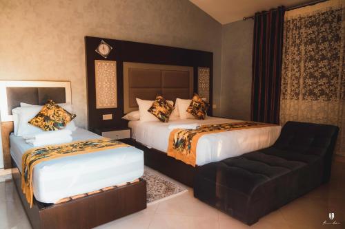 吉布尔卡昂酒店客房内的一张或多张床位