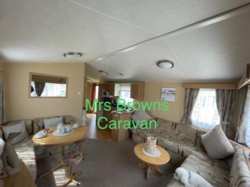 Little Clacton6 Berth, pet friendly caravan with decking的客厅配有沙发和桌子