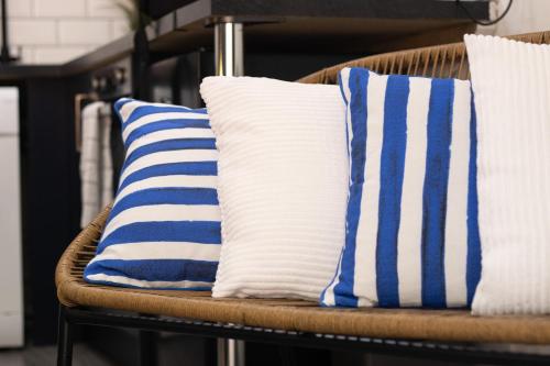 贝德沃思No5a, Studio Apartment, Willowbrook House的两把蓝色和白色枕头放在藤椅上
