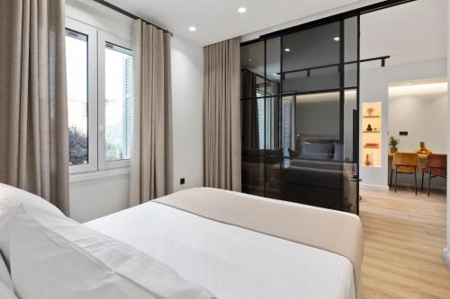 科孚镇Apartment Annunziata的卧室配有白色的床和椅子