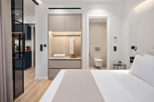 科孚镇Apartment Annunziata的一间带白色床的卧室和一间浴室