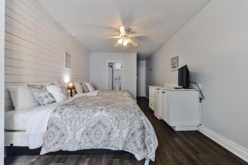 新士麦那海滩Coastal Life 206 - A 2nd Floor Studio With 2 Single Beds的一间卧室配有一张床和吊扇