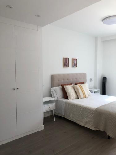 毕尔巴鄂Habitación con baño privado Bilbao的白色卧室配有床和白色橱柜