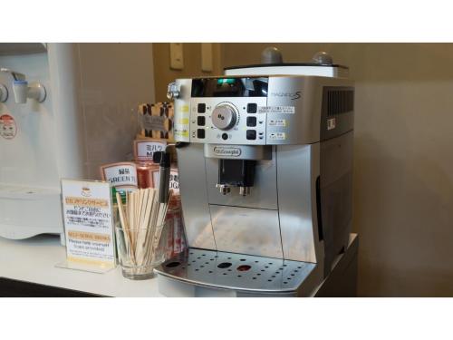 贝冢市Sunrise Inn - Vacation STAY 75396v的台面上咖啡机