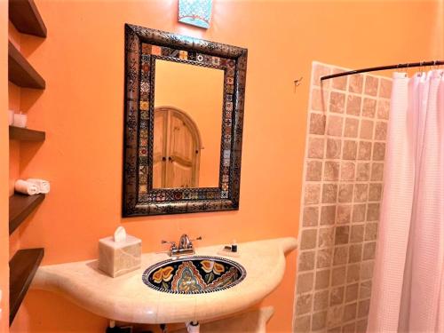 萨尤利塔Villa Amor的一间带水槽和镜子的浴室
