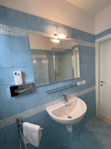 拉齐塞Appartamenti HERA的一间带水槽和镜子的浴室