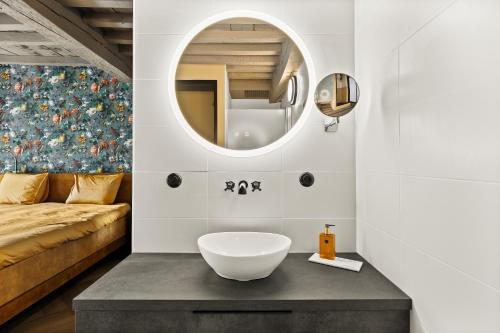 弗利辛恩In Den Gouden Beer的一间带水槽、床和镜子的浴室