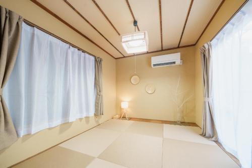 横滨R-house 2nd - Vacation STAY 14825的客房设有大窗户,铺有白色的地板。
