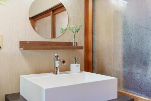 横滨R-house 2nd - Vacation STAY 14825的浴室设有白色水槽和镜子