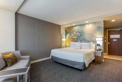 Baie-dʼUrfé蒙特利尔西岛/拜德菲万怡酒店的酒店客房,配有床和沙发