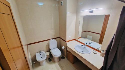 波尔蒂芒Sofiamarholidays- Casa levante的一间带水槽、卫生间和镜子的浴室