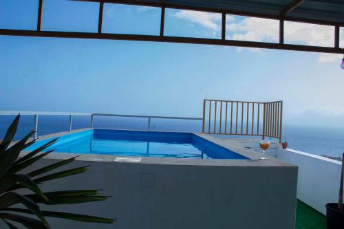 圣菲利佩Pipi's Guest House的一座位于大海上方的游泳池