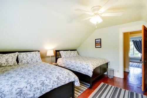雷德洛治Red Lodge Home on Broadway - 15 Min to Ski Resort!的一间卧室配有两张床和吊扇