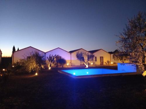 Montalbano IonicoMasseria Crocco的一座晚上设有游泳池的房子
