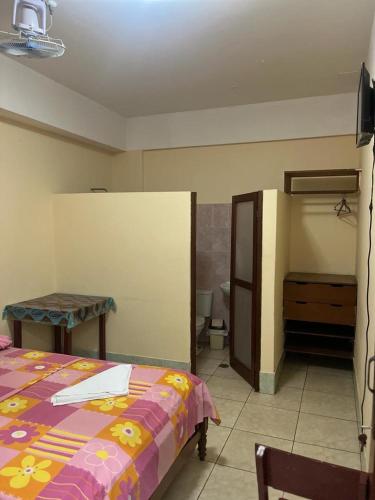 塔拉波托Alojamiento Grau的一间卧室配有一张床和一张桌子