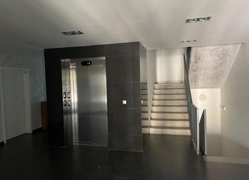 布拉迪斯拉发Bratislava FORESTPARK, FREE parking, self-check IN的大楼内带电梯和楼梯的走廊