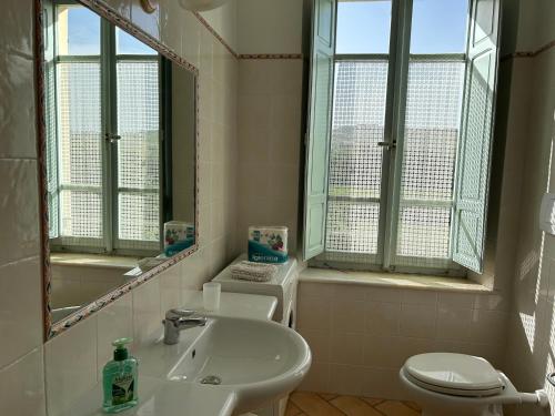 Montalto delle MarcheLa Dispensa的一间带水槽、卫生间和镜子的浴室