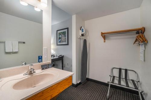 特拉弗斯城特拉弗斯城旅游宾馆的一间带水槽和镜子的浴室