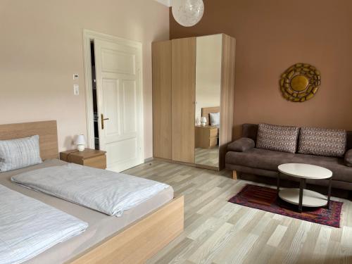克拉根福Stadtapartment WOHNEN48.AT的一间卧室配有一张床、一张沙发和一张桌子